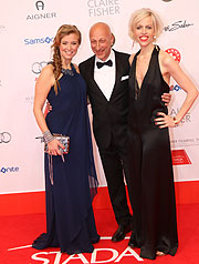 Moderatorin Nina Eichinger, Regisseur Oliver Hirschbiegel und Autorin Katja Eichinger   @ Deutscher Filmball 2016 (©Foto: Martin Schmitz)